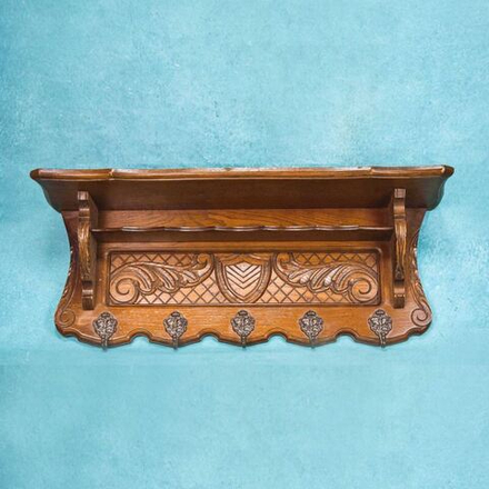 Настенная вешалка с гербом и резным орнаментом в средневековом стиле.