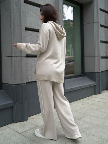 Бежевый трикотажный костюм в полоску