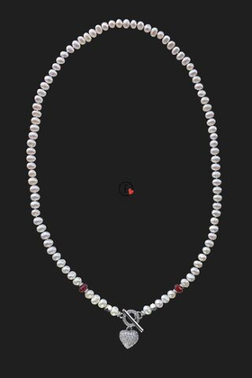 Колье из мелкого пресноводного жемчуга с подвеской в виде сердечка