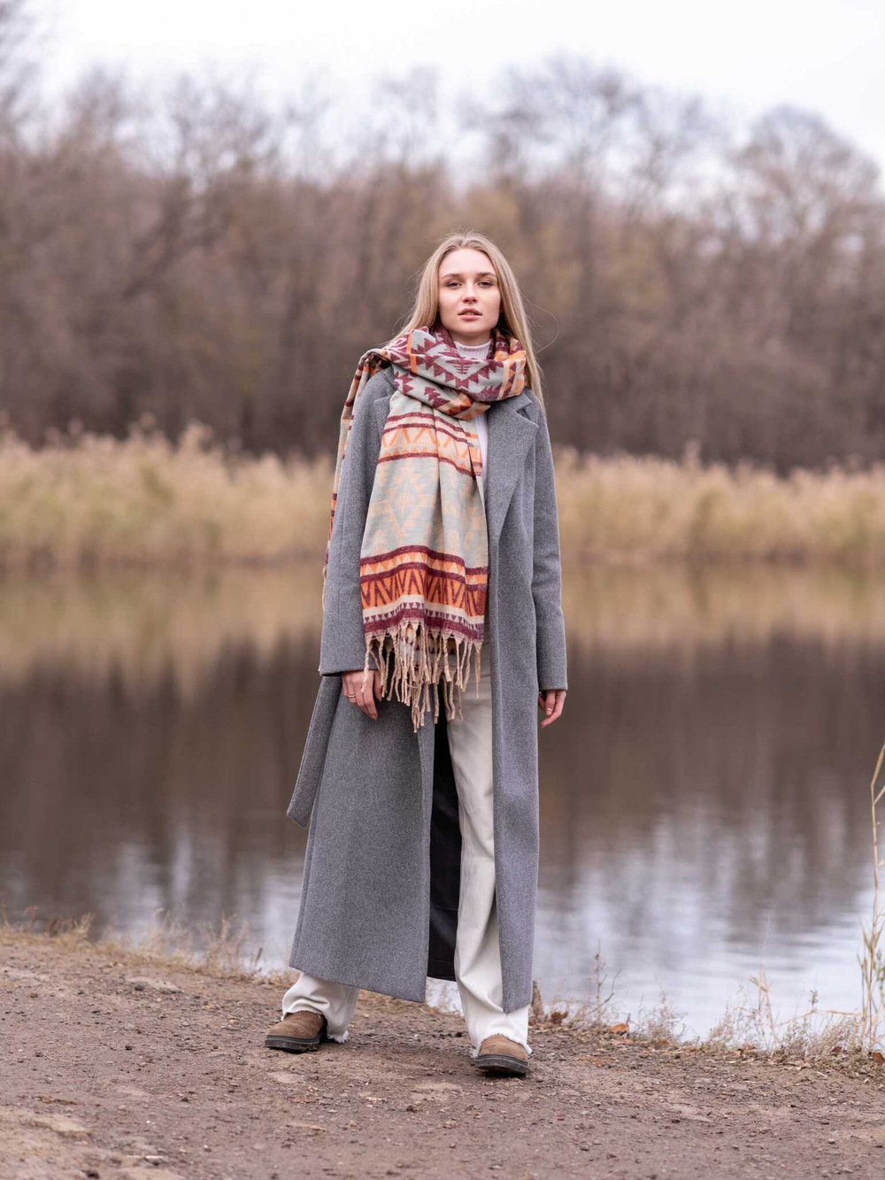 Теплый палантин с орнаментом