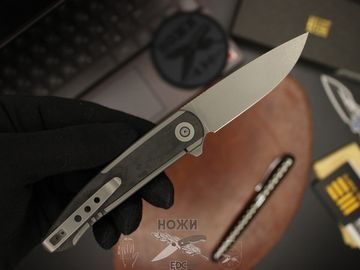 Складной нож WE Knife Smooth Sentinel WE200431 c клинком из стали CPM-20CV, рукоять карбон
