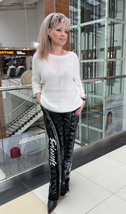 Черные с белым принтом брюки-палаццо и молнией по одной ножке