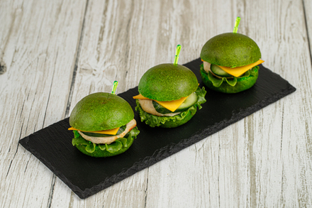 Мини бургер с куриной котлетой