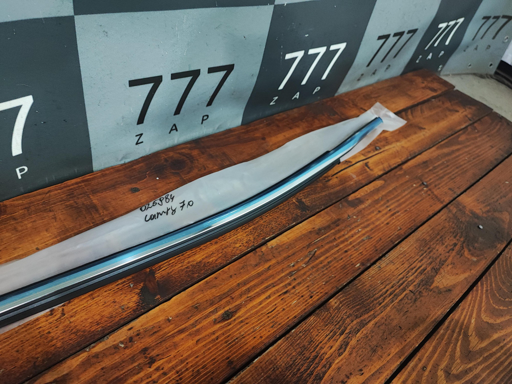 Молдинг стекла переднего правого Camry XV70 Новый Оригинал 7571033170