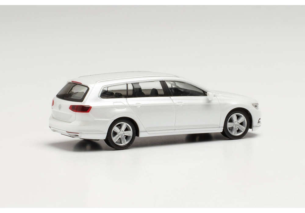 Автомобиль VW Passat универсал, белый