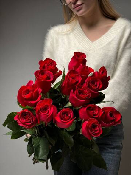 Букет из 15 красных роз под ленту