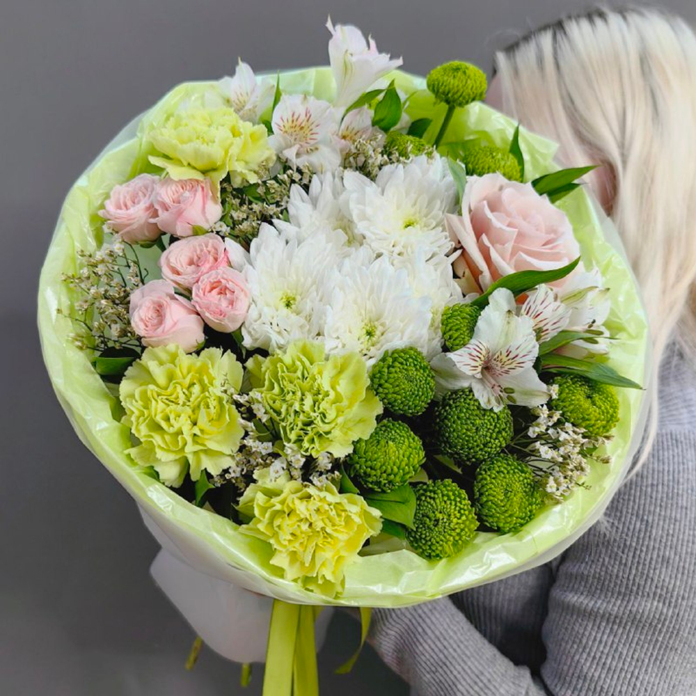 Авторский букет в бело-зеленой гамме