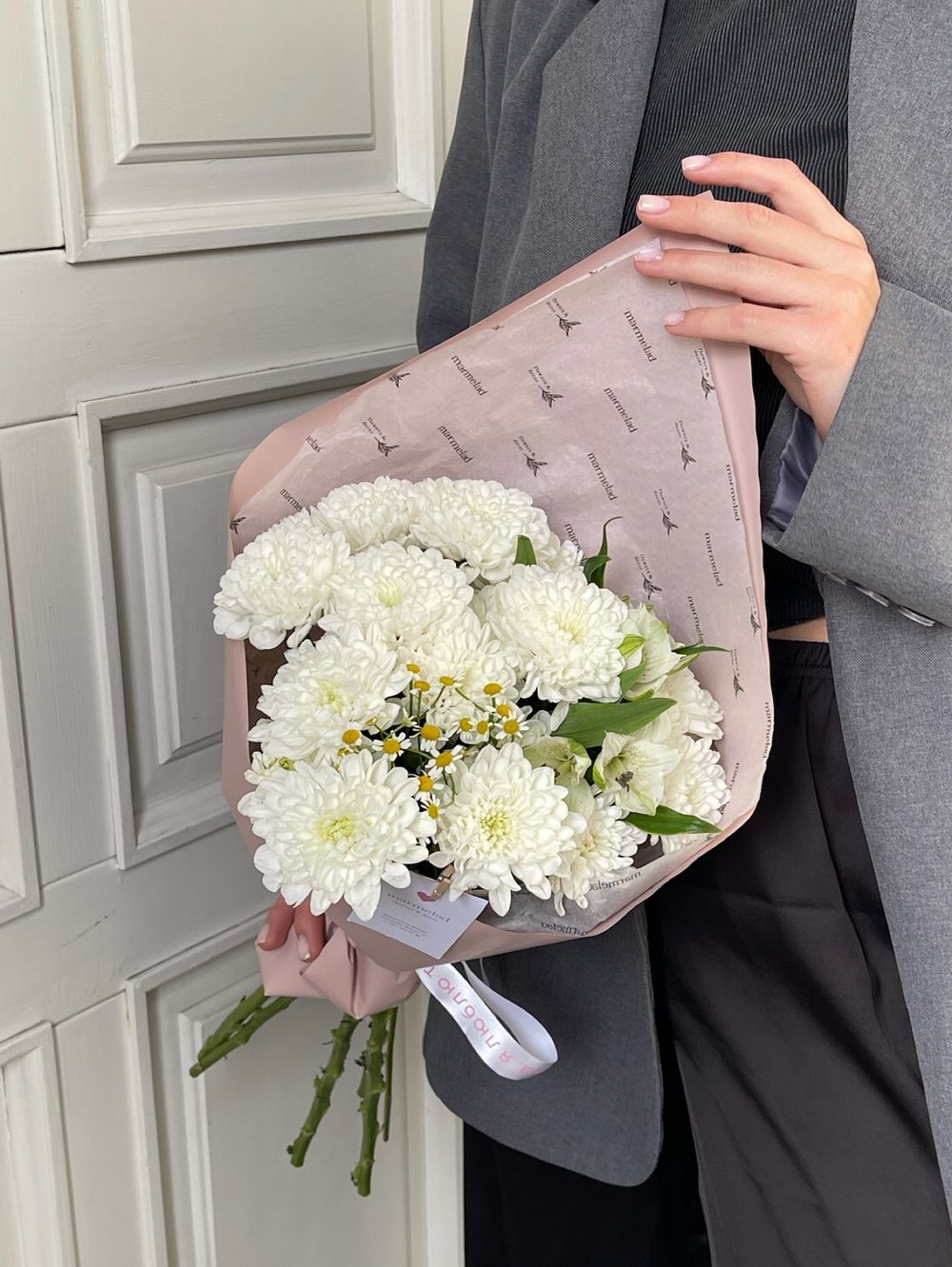 Авторский кулек из хризантемы, ромашки и альстромерии