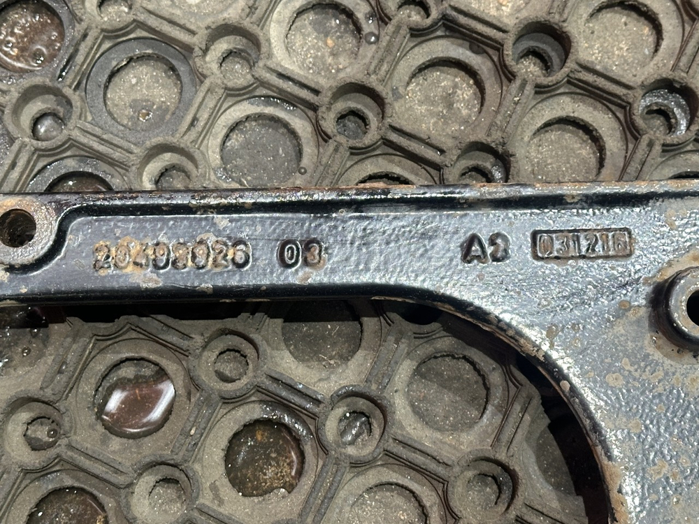 Кронштейн крыла передний правый