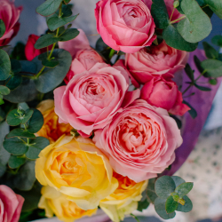 144. Акварельный букет-микс из кустовых пионовидных роз
