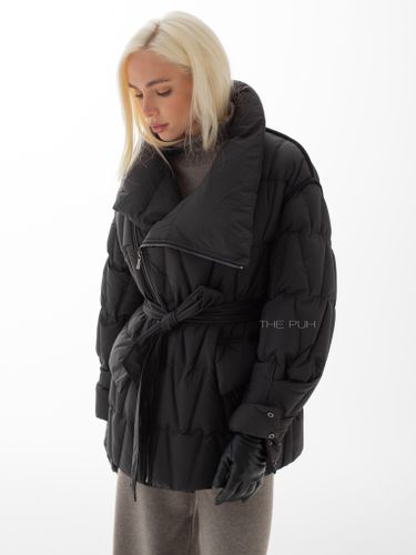 Удлиненный пуховик черного цвета на косой молнии