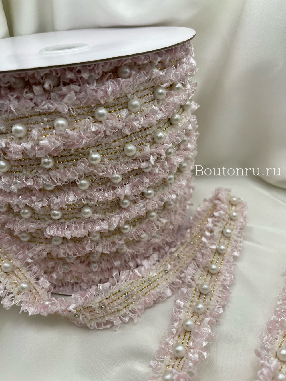 Тесьма светло-розовая с золотистой нитью люрекс и жемчугом