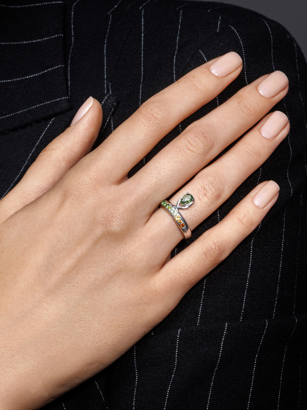 Кольцо из серебра со вставками из демантоидов