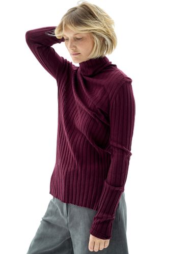 Бордовая водолазка в рубчик