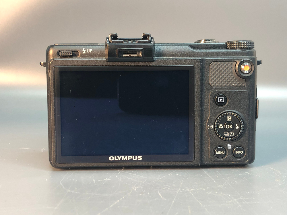 Olympus XZ-1 не закрывается крышка АКБ, работает даже с открытой крышкой