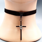 Черный велюровый чокер с подвеской "Серебристый темный крест-кольцо" 1 см.