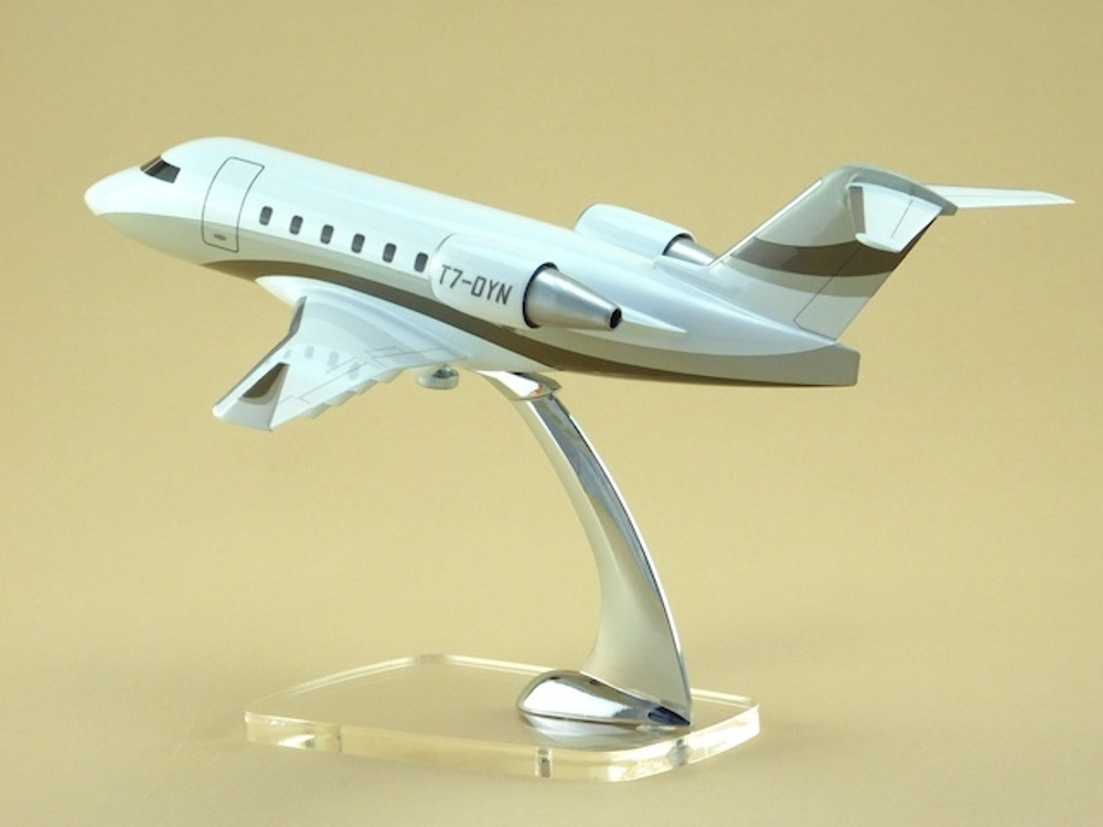 Модель самолета Challenger 604 (М1:72)