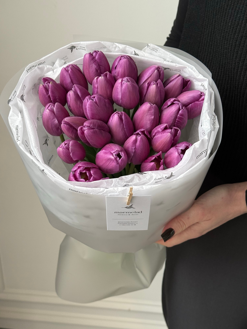 Букет из 25 фиолетовых тюльпанов