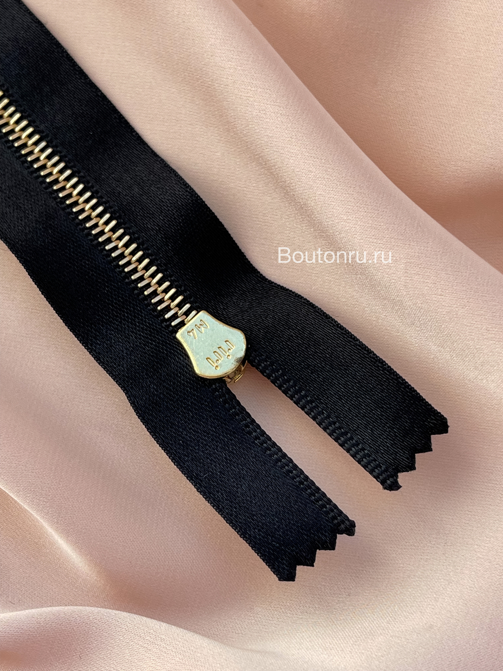 Молния Черная С Золотом На Атласе RIRI