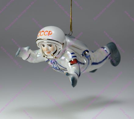 Ёлочная игрушка Космонавт в белом скафандре в невесомости