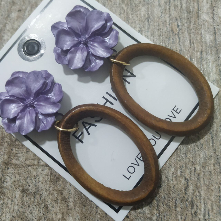 Серьги-гвоздики Цветок сиреневый с подвеской овал дерево цвет коричневый