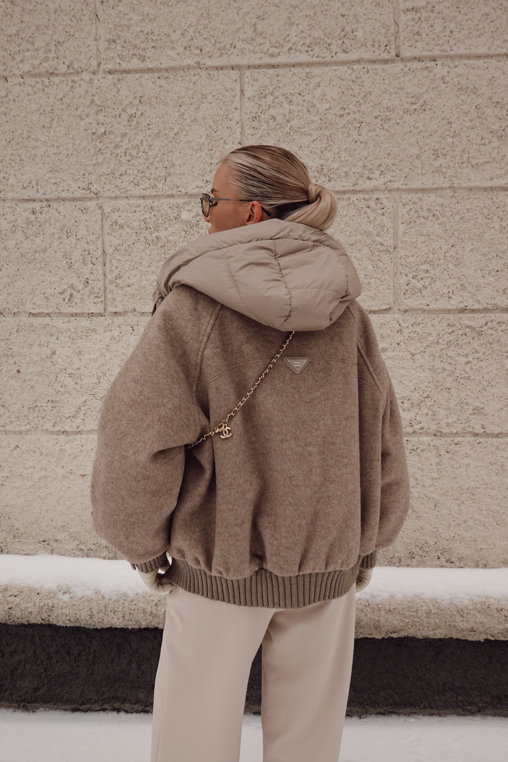 Пуховик средней длины из шерсти с капюшоном