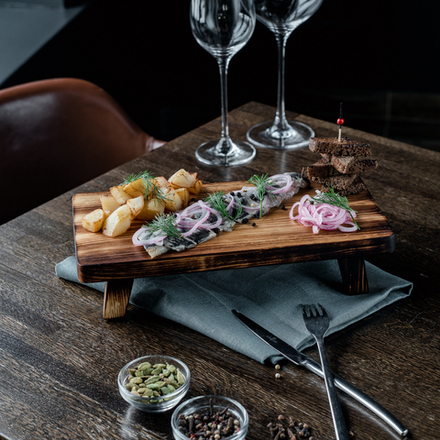 Деревянная сервировочная  доска для подачи блюд и закусок из древесины кедра. Art of Siberia. RD14
