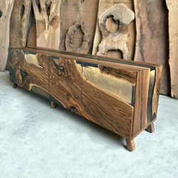 Шкаф-каскад из ореха с подсветкой и жемчужно-черной смолой