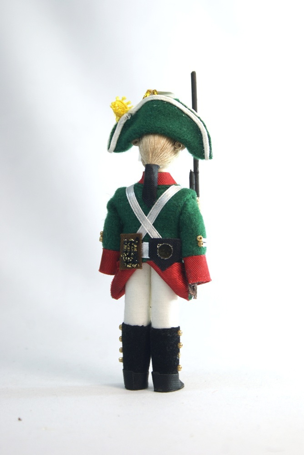 Кукла-подвеска сувенирная фарфоровая. Россия. Рядовой мушкетерского полка. 1797-1801 гг.