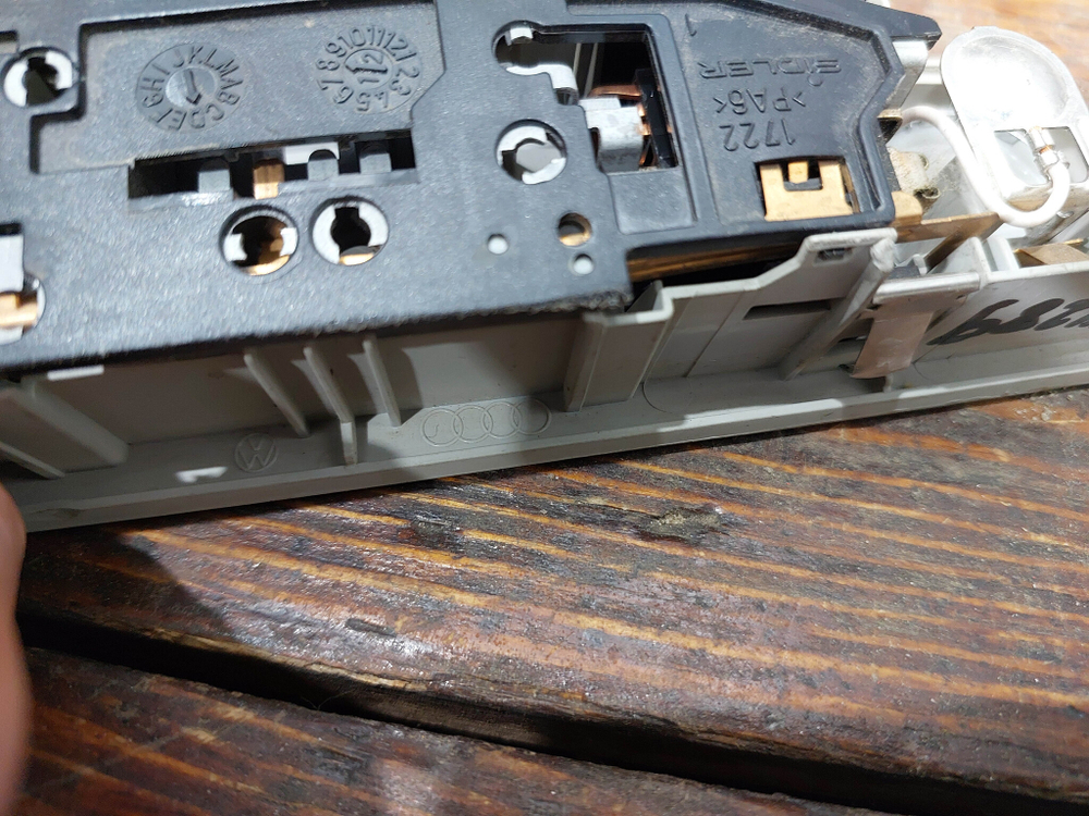 Плафон салонный задний Audi Q7 (4L) 06-15 Б/У Оригинал 4L0947111B