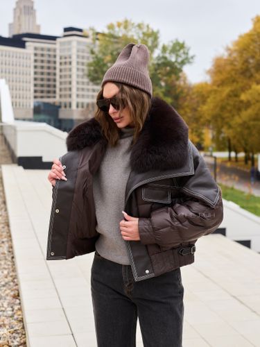 Комбинированный шоколадный пуховик с мехом