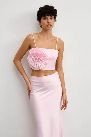 Топ с цветком из атласа нежно-розового цвета