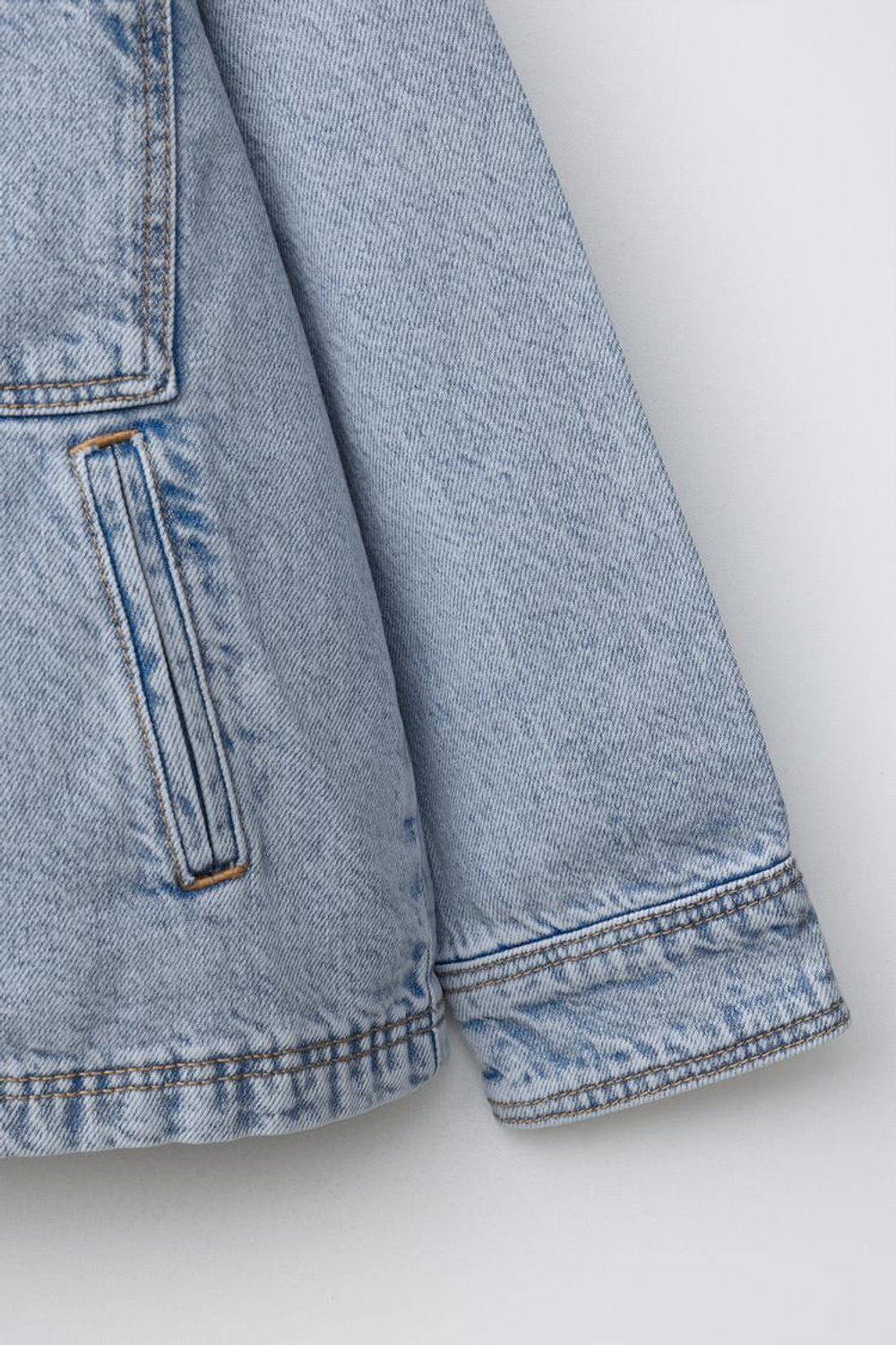 ZARA ДЖИНСОВАЯ КУРТКА-РУБАШКА СО СЪЕМНЫМ КАПЮШОНОМ, ВЫЦВЕТШИЙ СИНИЙ