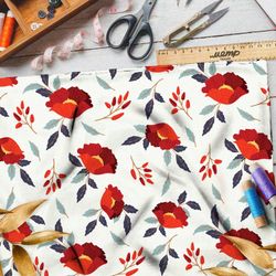 Ткань габардин маки и красные листья на бежевом фоне