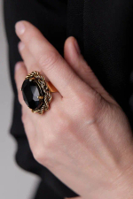 Кольцо овальный черный кристалл, обрамленный цепью, оттенок золото антик