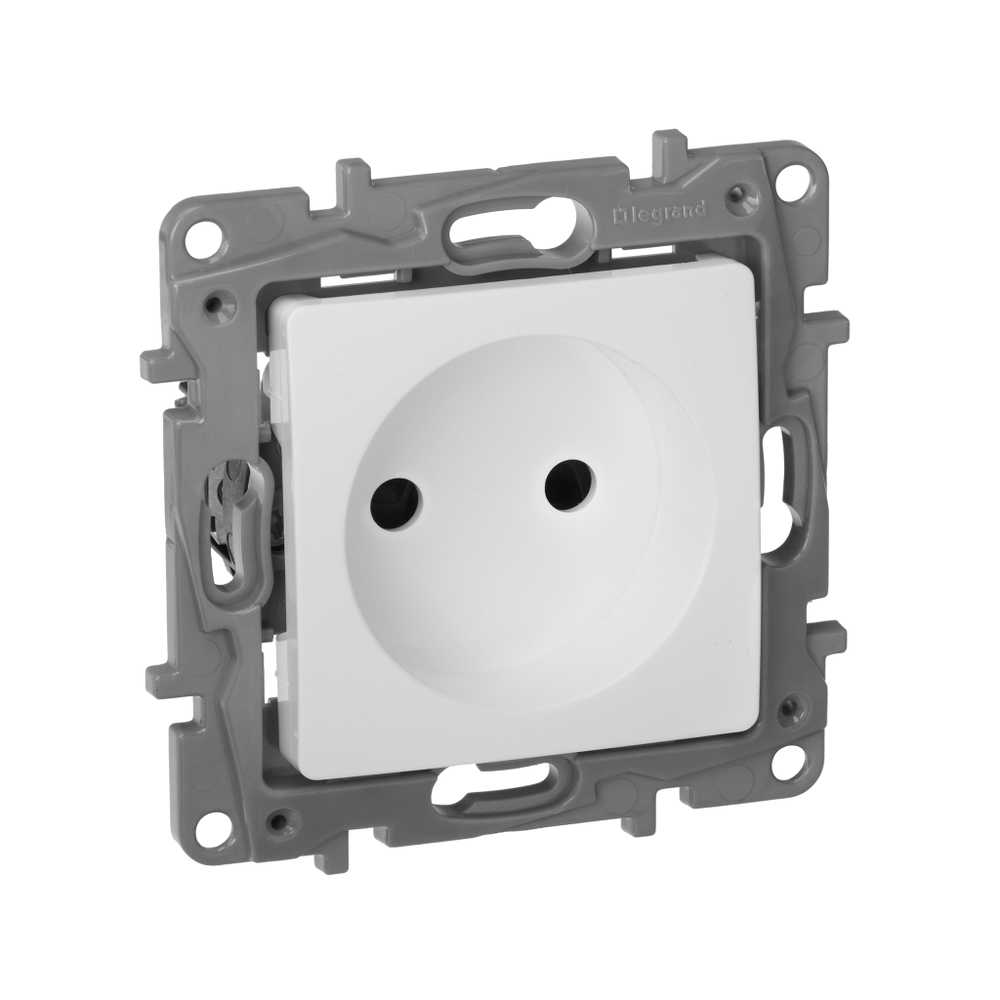 Розетка без заземления со шторками 16А 250В белый ETIKA Legrand