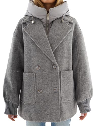 Серое двубортное пальто с манишкой