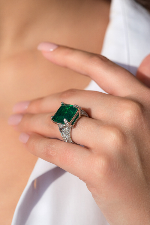 Кольцо с крупным зеленым фианитом