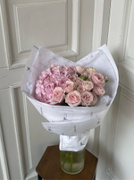 Букет розовая гортензия и кустовая пионовидная роза в оформлении