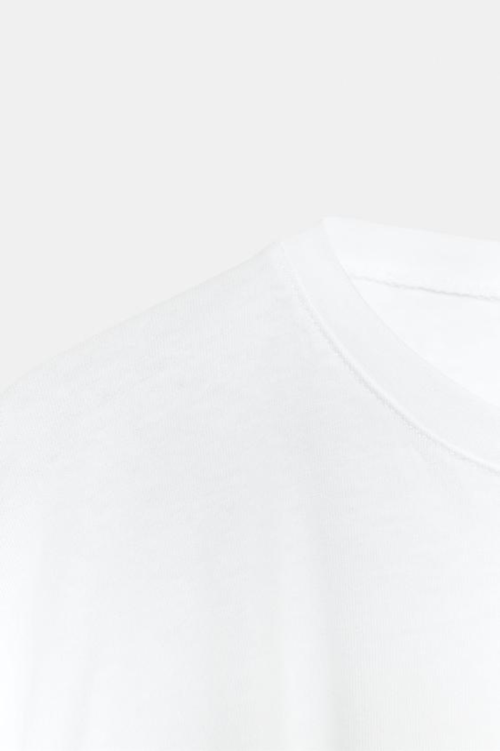 ZARA ПРИТАЛЕННАЯ ФУТБОЛКА С ЗАЩИПАМИ, БЕЛЫЙ