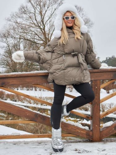 Пуховик летучая мышь с поясом в цвете капучино