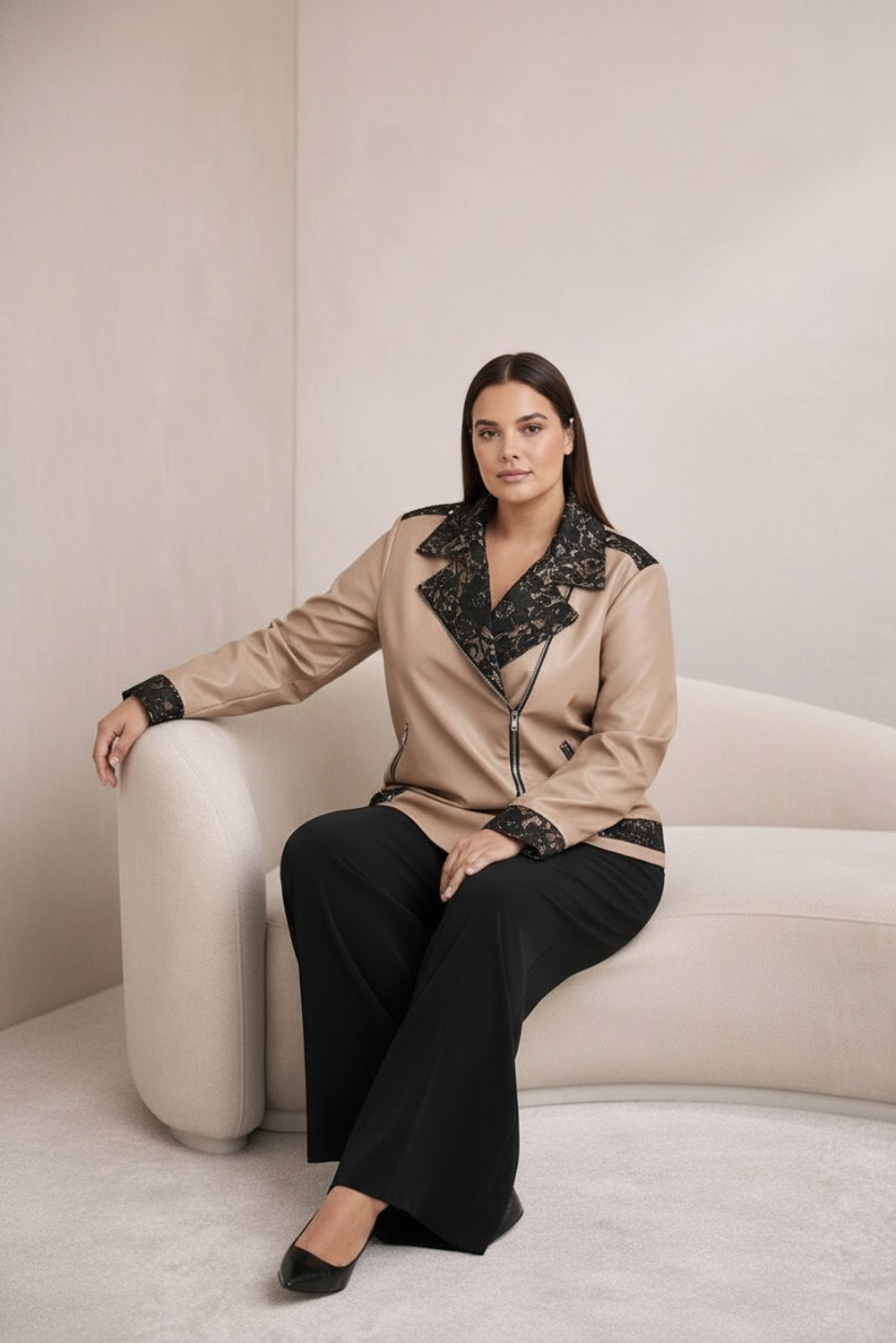 Куртка-косуха из эко кожи с кружевным лацканом