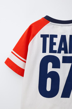 ZARA ФУТБОЛКА С ПРИНТОМ «TEAM SIX SEVEN», ЖЕЛТОВАТО-БЕЛЫЙ