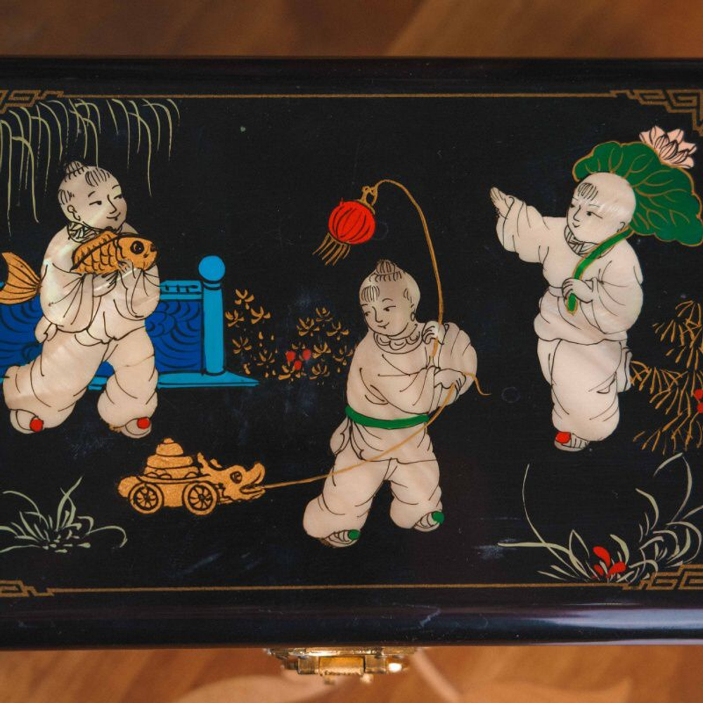 Лаковая шкатулка с инкрустацией и бархатной отделкой