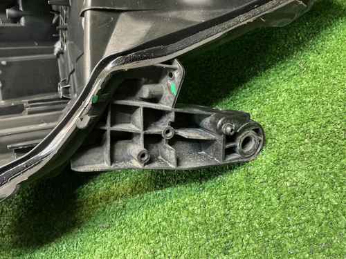 Стекло и корпус фары Toyota Camry xv70 (2017-2021)