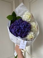 Кулек из гортензии и георгин