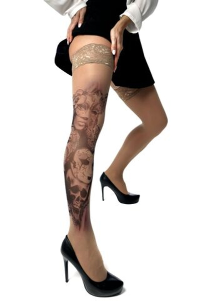 Чулки с принтом в виде девушки в маске на правой ножке (Размер: S-M-L) (Цвет: бежевый)