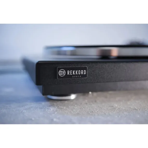 Rekkord Audio F400 (2M Red) Mate Black