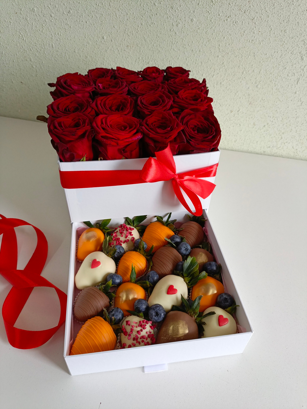 Шкатулка с розами и клубникой