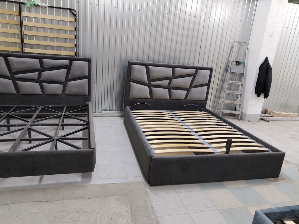 Мебель для спальни ( кровати, прикроватные тумбы )